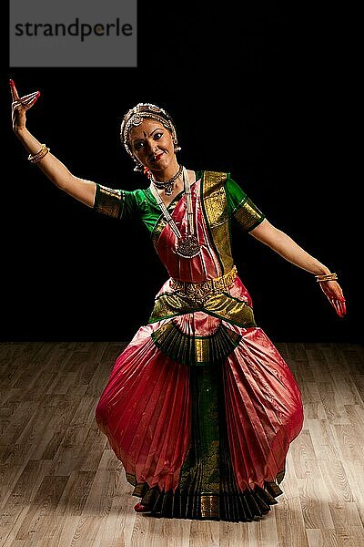 Junge schöne Tänzerin  Vertreterin des klassischen indischen Tanzes Bharatanatyam