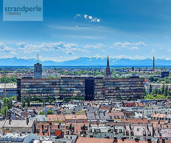 Luftaufnahme von München mit den Bayerischen Alpen im Hintergrund  Bayern  Deutschland  Europa