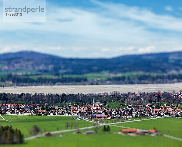 Deutsche Landschaft und Dorf mit Tilt-Shift-Spielzeug Effekt geringe Schärfentiefe. Bayern  Deutschland  Europa