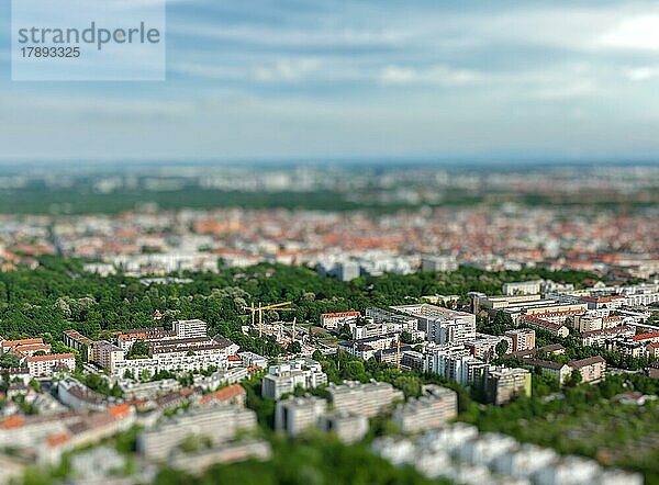 Luftaufnahme von München vom Olympiaturm mit Tilt-Shift-Spielzeug-Effekt und geringer Tiefenschärfe. München  Bayern  Deutschland  Europa