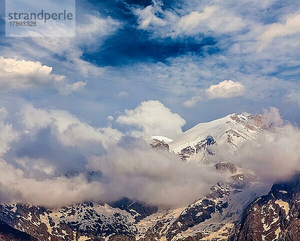 Schneebedeckter Gipfel eines Berges im Himalaya in Wolken. Himachal Pradesh  Indien  Asien