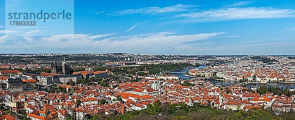 Panoramablick auf Prag von der Prager Burg aus. Prag  Tschechische Republik  Europa