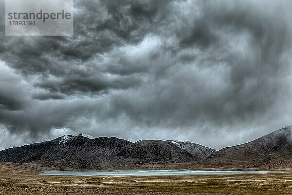 Bild mit hohem Dynamikumfang des Himalaya-Sees Kyagar Tso  Ladakh  Indien  Asien