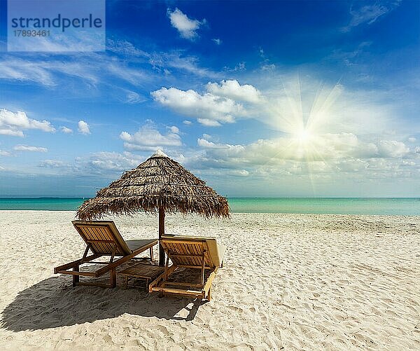 Zwei Liegestühle unter einem Zelt am Strand. Sihanoukville  Kambodscha  Asien