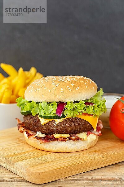 Hamburger Cheeseburger Fastfood Essen mit Pommes Frites auf Holzbrett in Stuttgart  Deutschland  Europa