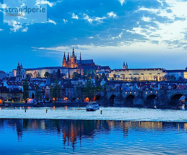 Reisen Prag Europa Konzept Hintergrund  Blick auf die Karlsbrücke und die Prager Burg in der Dämmerung. Prag  Tschechische Republik  Europa