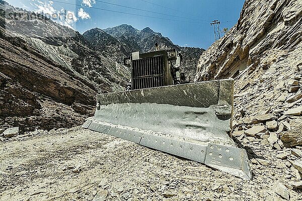 Bulldozer beim Bau einer Bergstraße im Himalaya. Himachal Pradesh  Indien  Asien
