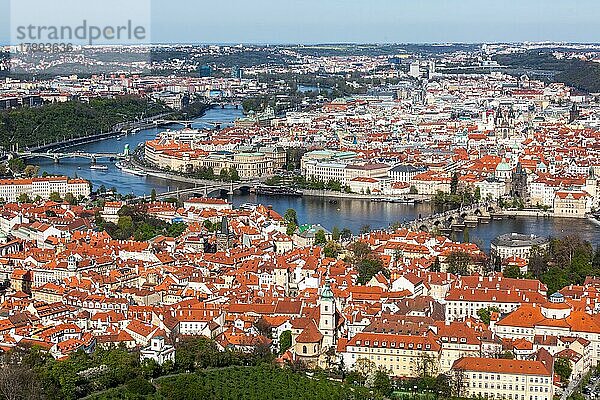 Luftaufnahme der Karlsbrücke über der Moldau und der Altstadt vom Aussichtsturm auf dem Petrin-Hügel. Prag  Tschechische Republik  Europa