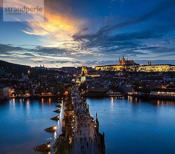 Nachtluftaufnahme der Prager Burg und der Karlsbrücke über der Moldau in Prag  Tschechische Republik. Prag  Tschechische Republik  Europa
