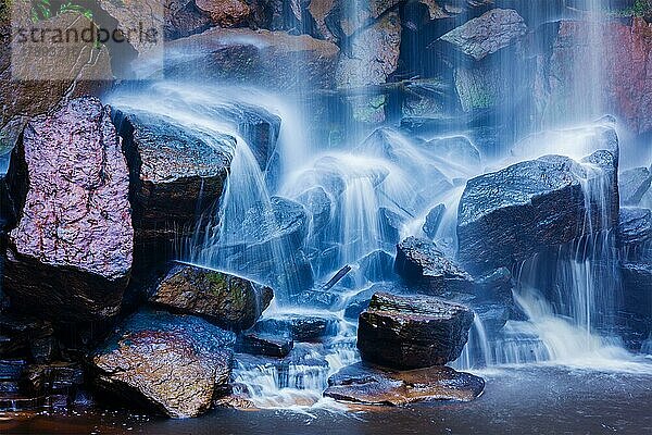 Tropischer Wasserfall. Popokvil-Wasserfall  Bokor-Nationalpark  Kambodscha  Asien