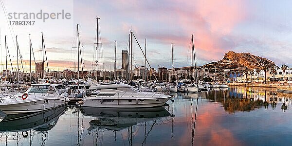 Hafen von Alicante am Abend Port dAlacant Marina mit Booten und Blick auf die Burg Castillo Urlaub Reise reisen Stadt Panorama in Alicante  Spanien  Europa