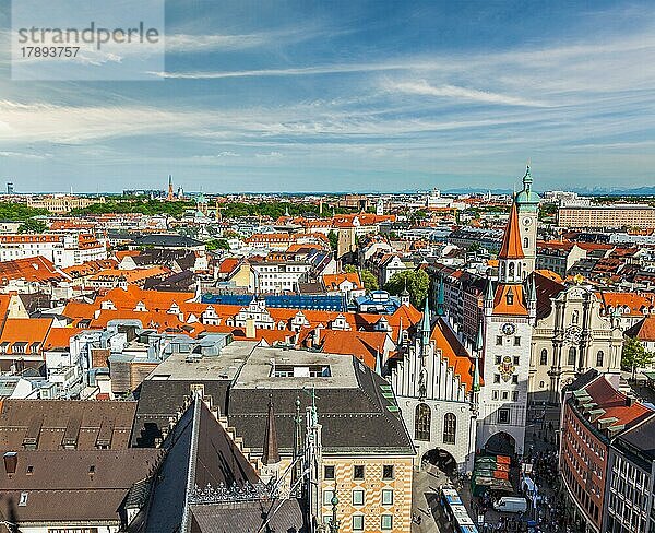 Luftaufnahme von München  Marienplatz und Altes Rathaus  Bayern  Deutschland  Europa