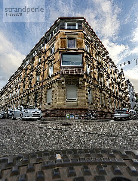 Blick auf historisches Eck Gebäude in der Innenstadt mit Gulli Deckel im Vordergrund  Pforzheim  Deutschland  Europa