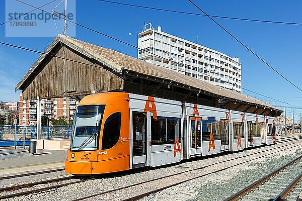 Moderne Stadtbahn vom Typ Bombardier Flexity Outlook an der Haltestelle La Marina der Tram Alacant Straßenbahn ÖPNV öffentlicher Nahverkehr Transport Verkehr in Alicante  Spanien  Europa