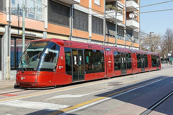 Straßenbahn auf Gummirädern Tram Venezia vom Typ Translohr an der Haltestelle Mestre Centro in Venedig  Italien  Europa