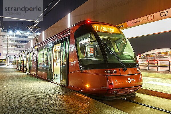 Straßenbahn auf Gummirädern Tram Venezia vom Typ Translohr an der Piazzale Roma bei Nacht in Venedig  Italien  Europa