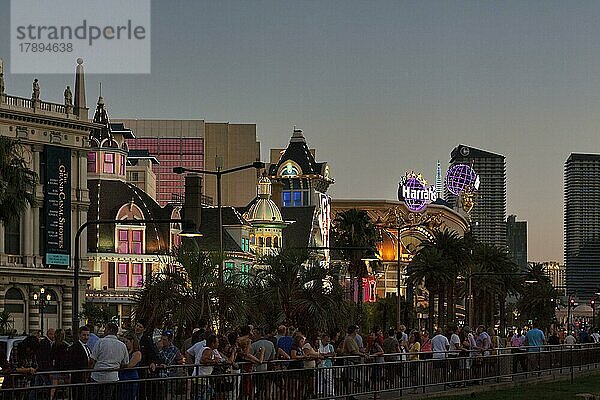 Neonlichter am Las Vegas Strip  Fußgänger  Menschenmenge in der Abenddämmerung  Las Vegas  Nevada  USA  Nordamerika