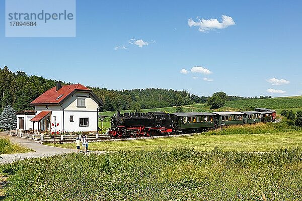 Dampfzug Öchsle Museumsbahn Eisenbahn Bahn Dampfeisenbahn in Ochsenhausen Wennedach  Deutschland  Europa