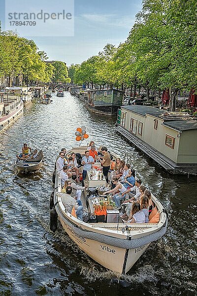 Party Stimmung auf einem Touristen Boot in den Kanälen  Amsterdam  Niederlande  Europa