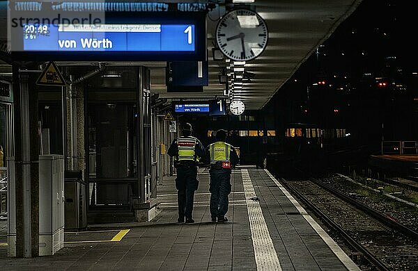 Sicherheitsdienst am Bahnhof in der Nacht  Pforzheim  Deutschland  Europa