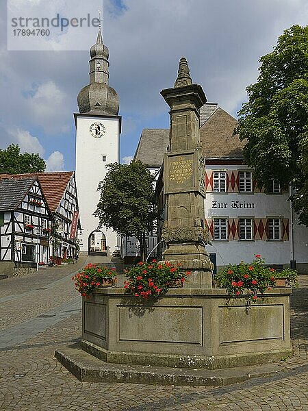 Maximilianbrunnen vor Glockenturm und Restaurant Zur Krim  Alter Markt  Altstadt  Arnsberg  Sauerland  Nordrhein-Westfalen  Deutschland  Europa