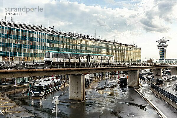 Terminal 4 Sud des Flughafen Paris Orly (ORY) Airport und OrlyVAL Zug in Paris  Frankreich  Europa