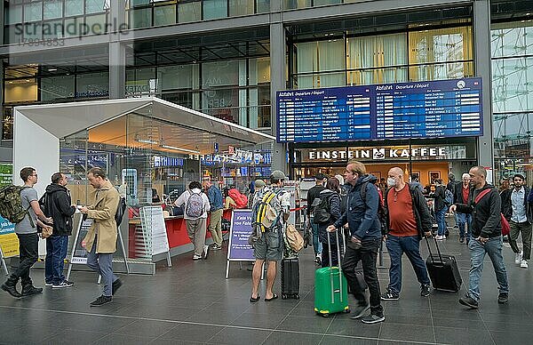 Reisende  Warten  Auskunft  Info-Schalter  Hauptbahnhof  Berlin  Deutschland  Europa