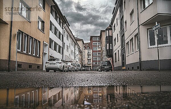 Düstere Stimmung nach Regen in der Innenstadt  Spiegelung in Pfütze  Pforzheim  Deutschland  Europa