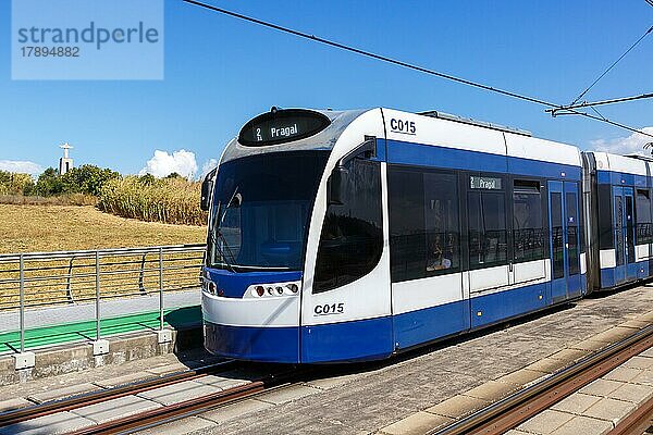 Moderne Siemens Combino Stadtbahn Metro Sul do Tejo Straßenbahn Tram ÖPNV öffentlicher Nahverkehr Transport Verkehr in Lissabon  Portugal  Europa