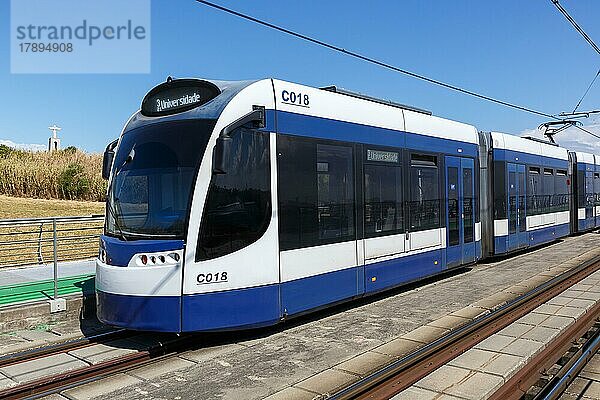 Moderne Siemens Combino Stadtbahn Metro Sul do Tejo Straßenbahn Tram ÖPNV öffentlicher Nahverkehr Transport Verkehr in Lissabon  Portugal  Europa