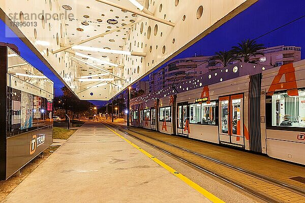 Moderne Stadtbahn vom Typ Bombardier Flexity Outlook an der Haltestelle Sergio Cardell der Tram Alacant Straßenbahn ÖPNV öffentlicher Nahverkehr Transport Verkehr in Alicante  Spanien  Europa