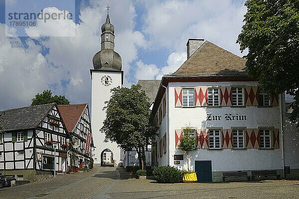 Glockenturm und Restaurant Zur Krim  Alter Markt  Altstadt  Arnsberg  Sauerland  Nordrhein-Westfalen  Deutschland  Europa