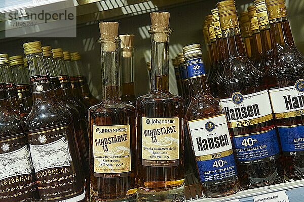 Rum in schrägen Flaschen  nah&frisch-Markt  24497 Wanderup  Niedersachsen  Deutschland  Europa