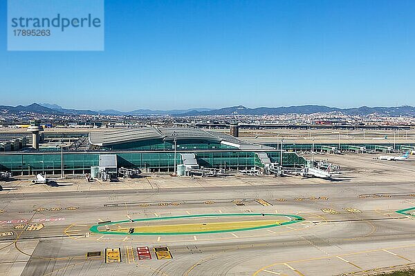 Luftbild Terminal 1 des Flughafen Barcelona  Spanien  Europa