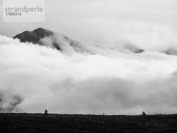 Wolken  Berge  Schwarz-Weiß  Alaska