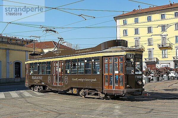 Alte Straßenbahn vom Typ Ventotto Tram Milano ÖPNV öffentlicher Nahverkehr Transport Verkehr an der Haltestelle Stazione Genova in Mailand  Italien  Europa