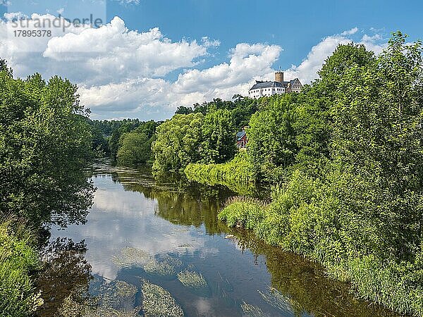 Burg Scharfenstein über dem Fluss Zschopau  Drebach-Scharfenstein  Erzgebirge  Sachsen  Deutschland  Europa