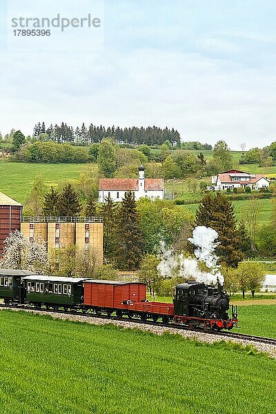 Dampfzug der Härtsfeld Museumsbahn Schättere Eisenbahn Bahn Dampfeisenbahn in Iggenhausen  Deutschland  Europa