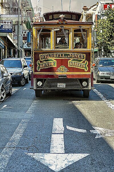 Historische Straßenbahn  Cable car im Straßenverkehr  frontal  von vorne  Richtungspfeile auf Straßenbelag  Downtown  San Francisco  Kalifornien  USA  Nordamerika