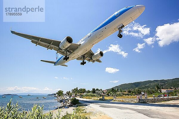 Ein Boeing 757-200 Flugzeug der Thomson mit dem Kennzeichen G-CPEV landet auf dem Flughafen Skiathos  Griechenland  Europa