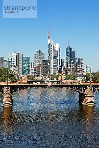 Skyline mit Fluss Main und Ignatz Bubis Brücke Reise reisen in Frankfurt  Deutschland  Europa