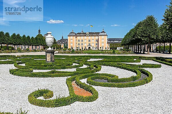Schloss Schwetzingen mit Schlossgarten Park Reise reisen Architektur in Schwetzingen  Deutschland  Europa