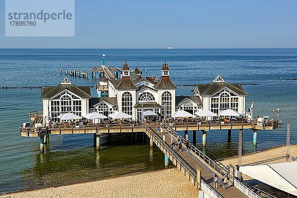 Seebrücke im Ostseebad Sellin auf der Insel Rügen an der Ostsee in Sellin  Deutschland  Europa