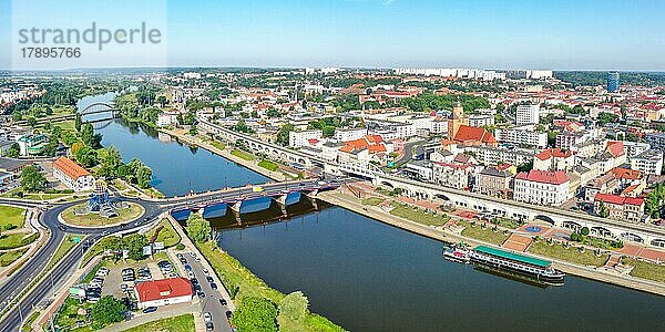 Luftbild von Landsberg an der Warthe Stadt Panorama am Fluss in Gorzów Wielkopolski  Polen  Europa