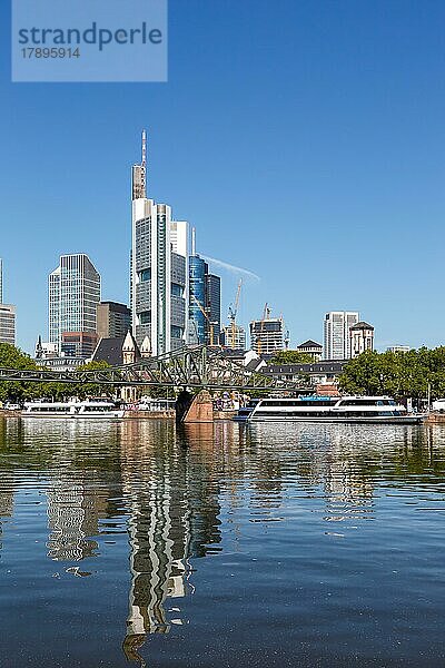 Skyline mit Fluss Main Eiserner Steg Brücke Reise reisen in Frankfurt  Deutschland  Europa