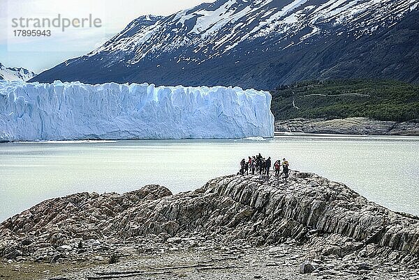 Reisende mit Blick auf den Perito-Moreno-Gletscher in Patagonien  Argentinien  Südamerika