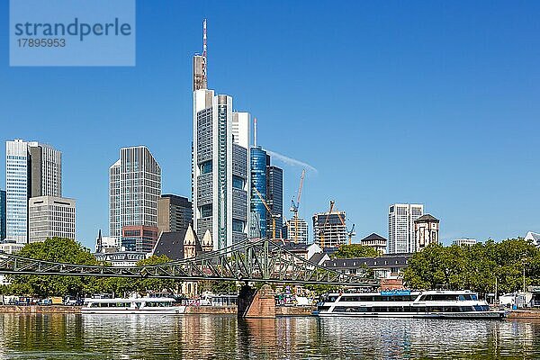 Skyline mit Fluss Main Eiserner Steg Brücke Reise reisen in Frankfurt  Deutschland  Europa