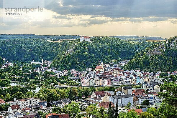 Aussicht über Riedenburg zu Schloss Rosenburg  Altmühltal  Niederbayern  Bayern  Deutschland  Europa