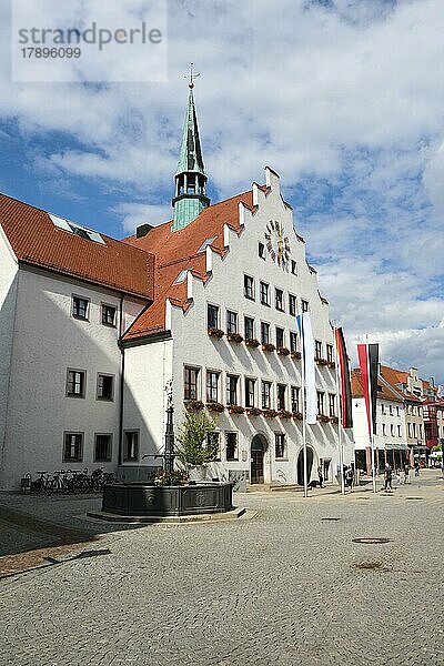 St. -Georgs-Brunnen und Rathaus  Neumarkt in der Oberpfalz  Bayern  Deutschland  Europa