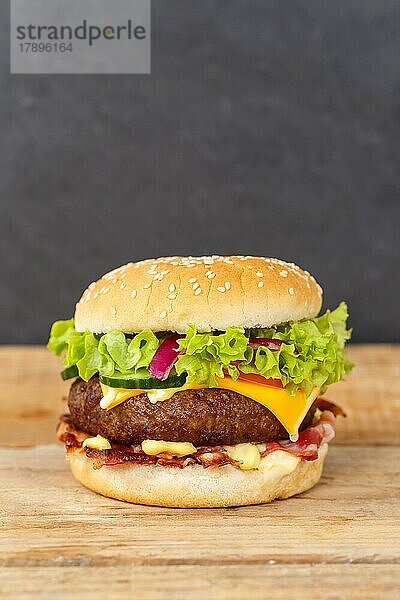 Hamburger Cheeseburger Fastfood Essen auf Holzbrett in Stuttgart  Deutschland  Europa